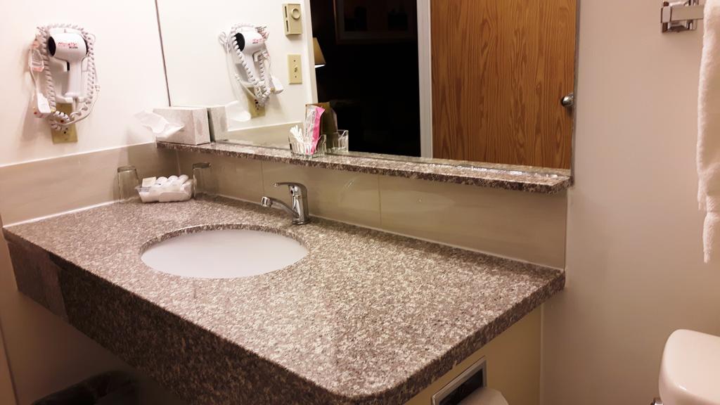 Canway Inn & Suites Dauphin 외부 사진